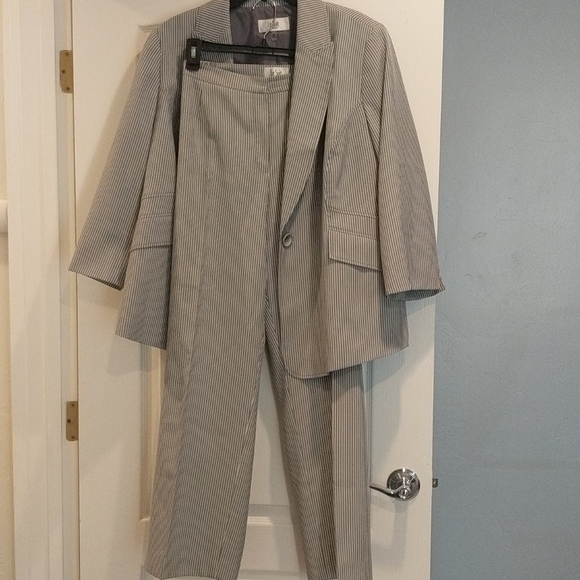 Women's Suit - Picture 3 of 4